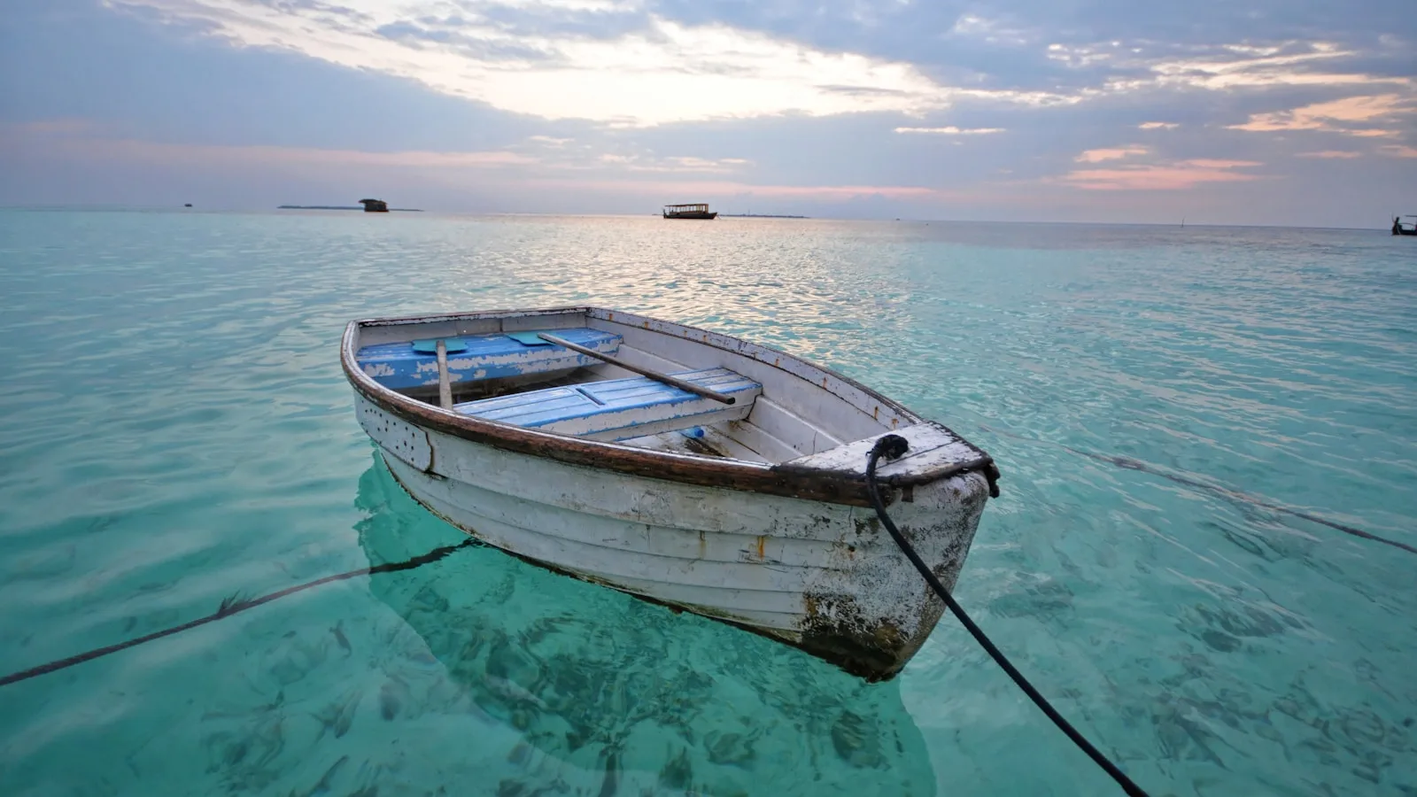 Lagon turquoise des Maldives vu depuis un bateau inter-îles au coucher de soleil