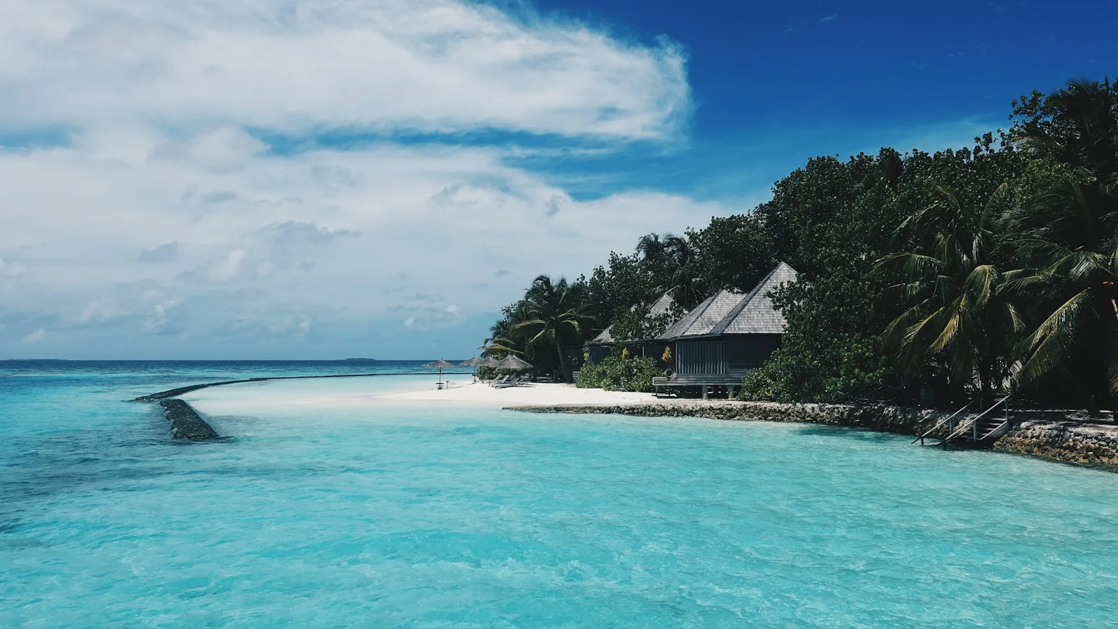 Île de Rasdhoo entourée de son lagon turquoise aux Maldives