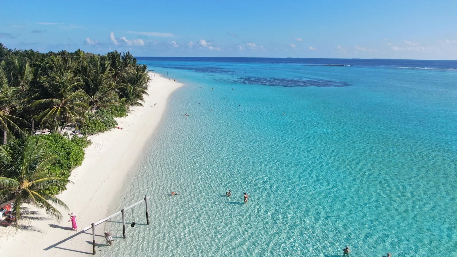 Bungalows et guesthouses sur l'île de Thulusdhoo aux Maldives avec vue sur le lagon turquoise