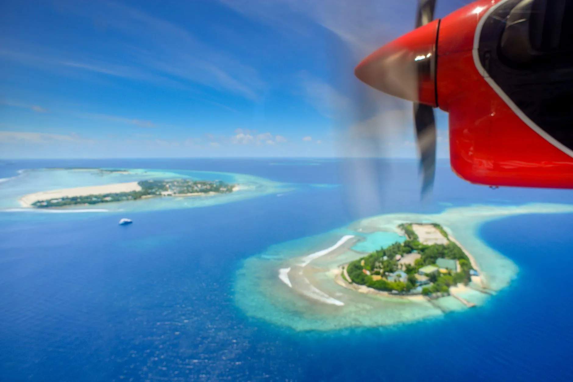 Hydravion décollant sur le lagon des Maldives au coucher du soleil