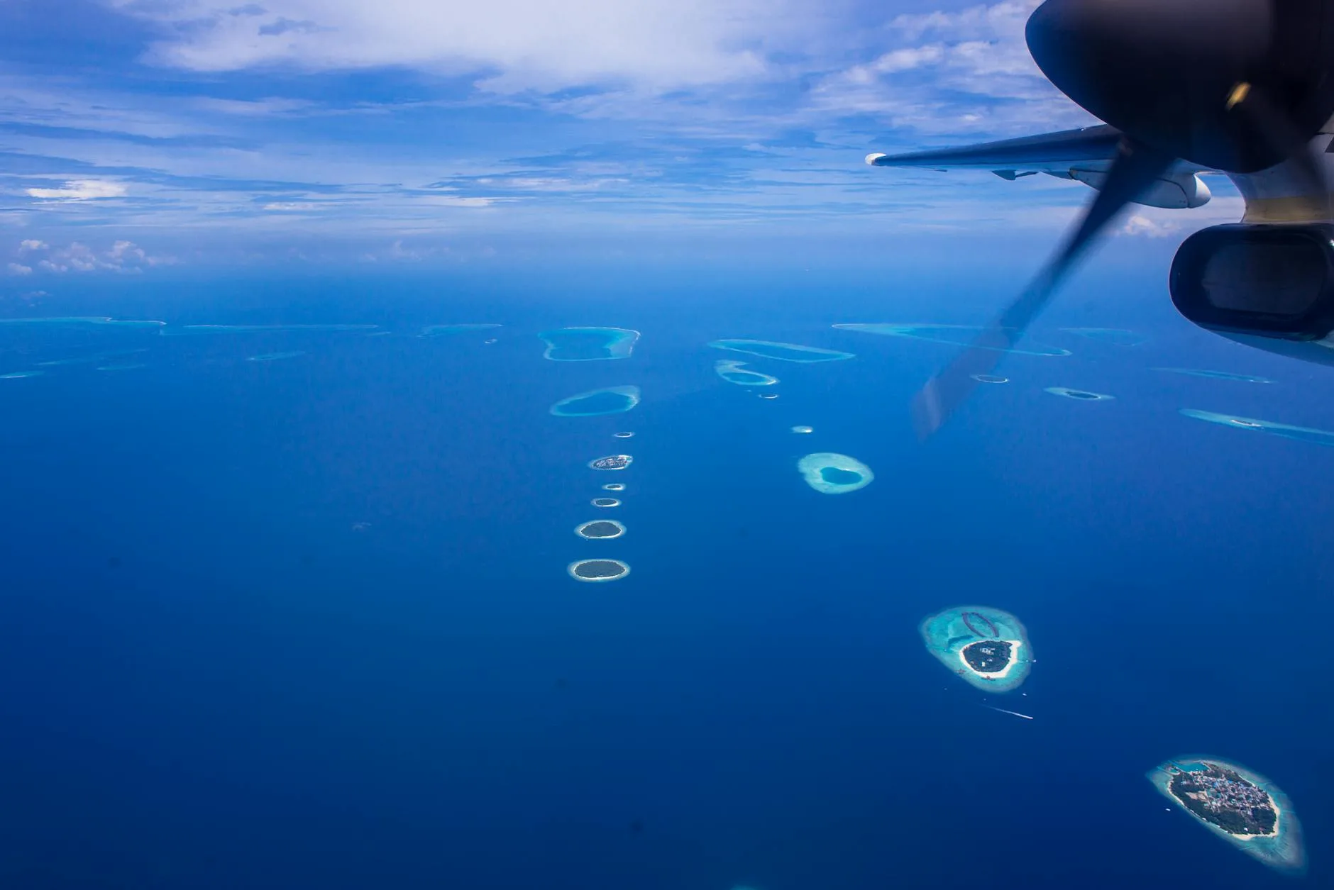 Vue aérienne de l'atoll d'Addu aux Maldives, ses îles connectées par des routes de corail et son lagon turquoise