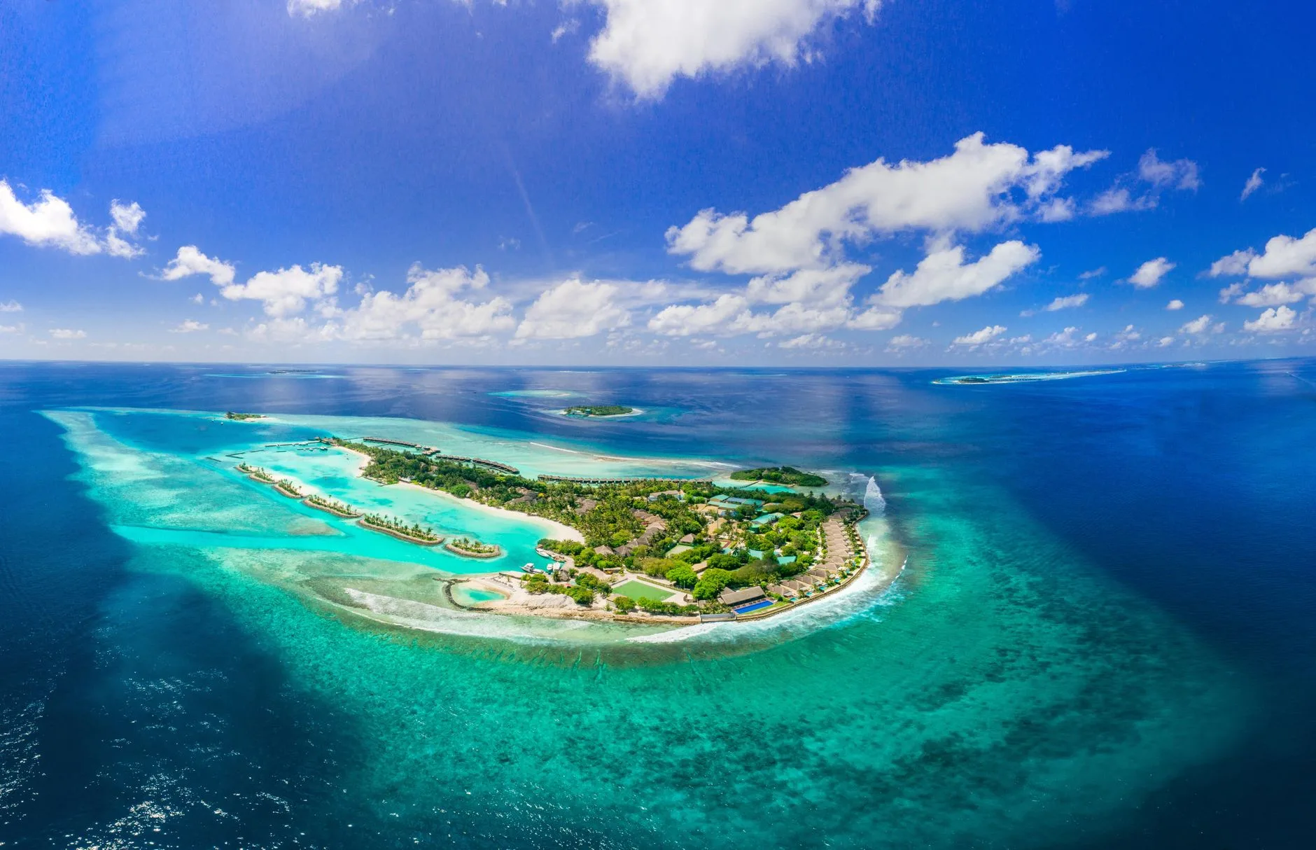 Lagon turquoise de l'Atoll de Malé Sud aux Maldives, avec ses eaux cristallines et ses palmiers